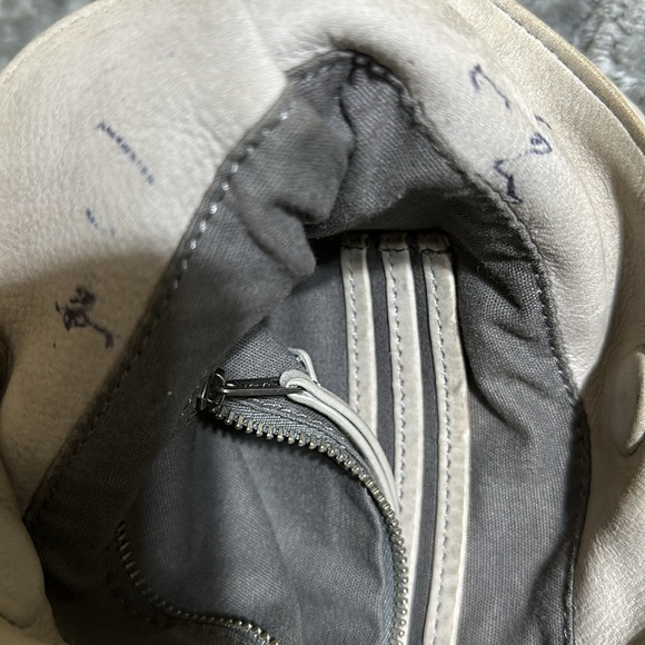 Beautiful grey suede fringe purse. It’s perfect for your daily essentials. - Picture 5 of 5